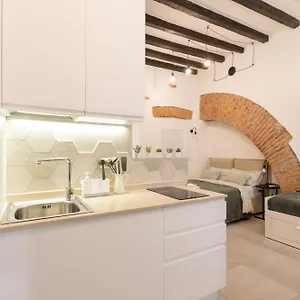 Bricks & Beams In The Key Area Of Apartment